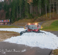 fileadmin/roha/images_galerie/Freizeit-Sport/Biathlon/RUH-BIATH-0017-01-4896-D-roha-Ruhpolding-Chiemgau-Arena-Biathlon-Schneeband-Loipe-Stadion-Schubraupe.png