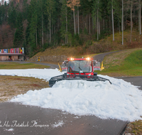 fileadmin/roha/images_galerie/Freizeit-Sport/Biathlon/RUH-BIATH-0017-01-4896-D-roha-Ruhpolding-Chiemgau-Arena-Biathlon-Schneeband-Loipe-Stadion-Schubraupe.png