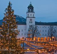 fileadmin/roha/images_galerie/brauchtum/Weihnachten/Christkindlmarkt-Salzburg/SA-CHRISTK-0007-D-roha-Salzburg-Christkindlmarkt-Residenzplatz-Glockenspiel-Turmuhr-Christbaum.png