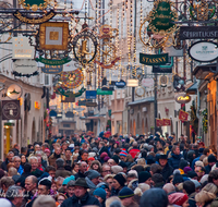 fileadmin/roha/images_galerie/orte_landschaft/Salzburg/Getreidegasse/SA-GETREID-0006-D-roha-Salzburg-Getreidegasse-Menschen-Menge-Weihnachten-Beleuchtung.png