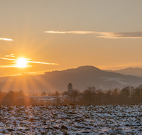 fileadmin/roha/images_galerie/orte_landschaft/Saaldorf/SAAL-SU-SON-AU-0003-0710-01-D-M-roha-Surheim-Sonnenaufgang.png