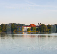 fileadmin/roha/images_galerie/orte_landschaft/Seeon-Seebruck/SEEON-KLO-0001-D-roha-Seeon-Seebruck-Kloster-Klostersee-Wasser-Sonnenaufgang.jpg