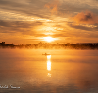 fileadmin/roha/images_galerie/orte_landschaft/Waging/SON-AU-WAGI-0031-0700-D-roha-Sonnenaufgang-Waginger-See-Ruderboot.png