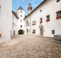 fileadmin/roha/images_galerie/architektur-Haeuser/AN-HOE-KLOST-0086-D-roha-Anger-Hoeglwoerth-Kloster-Innenhof-Brunnen-Tor.png