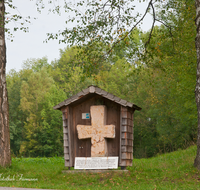 fileadmin/roha/images_galerie/kirche_religion/Anger/KKKM-ANG-AUF-JECH-0004-D-roha-Wegkreuz-Suehnekreuz-Anger-Aufham-Jechling.png