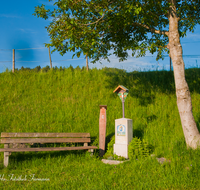 fileadmin/roha/images_galerie/kirche_religion/Teisendorf/KKKM-TEIS-ROSS-0004-D-roha-Wegkreuz-Teisendorf-Rossdorf-Bank-Nussbaum-Totenbretter.png