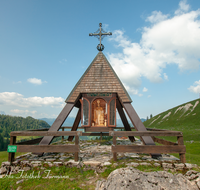 fileadmin/roha/images_galerie/orte_landschaft/Lofer-Kirchental-Wildenthal-Unken/KKKM-UNK-HOCHA-0004-D-roha-Wegkreuz-Unken-Hochalm-Heutal-Heiliger-Rupertus.png