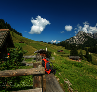 fileadmin/roha/images_galerie/orte_landschaft/Lofer-Kirchental-Wildenthal-Unken/LOFER-LIZTL-KR-0004-D-roha-Lofer-Weissbach-Litzlalm-Reiter-Alpe-Wegkreuz-Bank-Rucksack.png