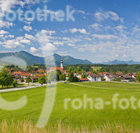 fileadmin/roha/images_galerie/orte_landschaft/Vachendorf/VACH-00010-P-D-roha-Vachendorf-Chiemgauer-Berge-Hochfelln-Hochgern.jpg