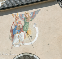 fileadmin/roha/images_galerie/architektur-Haeuser/AN-KIR-UHR-0001-D-roha-Anger-Kirche-Sonnenuhr-hl-Rupert-Salzfass.png