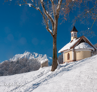 fileadmin/roha/images_galerie/kirche_religion/Berchtesgaden/BGD-KIRCHL-KAP-0029-D-roha-Berchtesgaden-Kirchleitn-Kapelle-Winter-Schnee-Watzmann.png