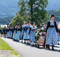 fileadmin/roha/images_galerie/orte_landschaft/Teisendorf/Neukirchen/Trachtenfest-Neukirchen-2019/BR-FEST-NEUK-TRACH-2019-08-11-1157-03-D-roha-Brauchtum-Fest-Neukirchen-Trachtenverein-Festzug.png