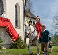 fileadmin/roha/images_galerie/brauchtum/Leonhardiritt/Traunstein-Georgiritt/BR-PFRI-TRAUNST-2019-1115-01-D-roha-Brauchtum-Pferdeumritt-Georgiritt-Traunstein-Ettendorfer-Kircherl.png