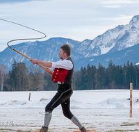 fileadmin/roha/images_galerie/brauchtum/Schnalzen/BR-SCHNA-TEI-1440-05-2019-D-roha-Brauchtum-Schnalzen-Teisendorf-Wimmern-Winter-Schnee-Hochstaufen.png