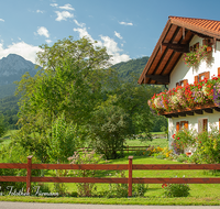 fileadmin/roha/images_galerie/architektur-Haeuser/HAEU-0003-1-D-roha-Haus-Blumenschmuck-Anger-Hochstaufen.png