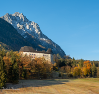 fileadmin/roha/images_galerie/orte_landschaft/Piding/PID-STAUFENECK-0071-D-roha-Piding-Staufeneck-Schloss-Hochstaufen-Herbst.png