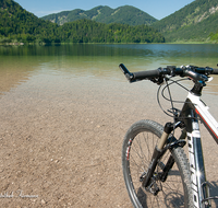 fileadmin/roha/images_galerie/orte_landschaft/Reit_im_Winkl/REIT-IM-WI-WEITS-0013-09-D-roha-Reit-im-Winkl-Weitsee-Herbst-Wasser-See-Mountainbike.png