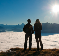 fileadmin/roha/images_galerie/orte_landschaft/Salzburg/Gaisberg-Flughafen-Wals/SA-GAISB-NEB-0010-D-roha-Salzburg-Gaisberg-Nebel-Meer-Watzmann-Untersberg-Sonnenuntergang-Paar.png