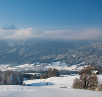 fileadmin/roha/images_galerie/orte_landschaft/Anger/Aufham/AUF-PAN-WI-0001-D-roha-Aufham-Panorama-Anger-Hochstaufen-Schnee-Winter.png