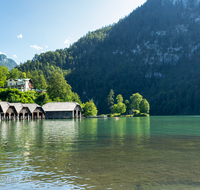 fileadmin/roha/images_galerie/orte_landschaft/Berchtesgaden/Koenigssee/BGD-KOE-SEELAEN-0001-06-D-ADH-roha-Berchtesgaden-Koenigssee-Seelaende-Bootshuette.png