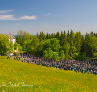 fileadmin/roha/images_galerie/brauchtum/Tracht/Trachtenwallfahrt-Maria-Eck/BR-TRACH-WALL-0043-D-roha-Brauchtum-Trachten-Wallfahrt-Maria-Eck-Blumenwiese.png