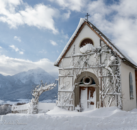 fileadmin/roha/images_galerie/kirche_religion/Anger/KKKM-ANG-STROB-WI-0005-D-roha-Kapelle-Anger-Aufham-Strobl-Alm-Winter-Hochstaufen.png