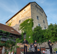 fileadmin/roha/images_galerie/orte_landschaft/Laufen/Theater-Salzachhalle-Salzachfestspiele/LAUF-TRIEB-BEAT-2023-2014-01-D-roha-Laufen-Triebenbach-Salzachfestspiele-Beatles.png