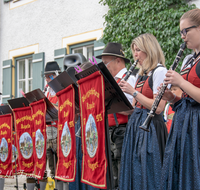 fileadmin/roha/images_galerie/musik/Blasmusik/Anger_-_Aufham/MU-BLA-ANG-BERG-STA-2018-1944-0-01-D-roha-Musik-Blasmusik-Musikkapelle-Anger-Bergschuetzen-Dorfplatz-Standkonzert.png