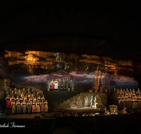 fileadmin/roha/images_galerie/orte_landschaft/Salzburg/Advents-Christkindlm/SA-KU-ADVENTS-2017-2104-01-D-roha-Salzburg-Weihnachten-Adventsingen-Buehne-Festspielhaus.png