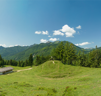 fileadmin/roha/images_galerie/orte_landschaft/Schleching/SCHLECH-OBER-BRU-ALM-0007-D-P-roha-Schleching-Oberauer-Brunst-Alm-Gipfelkreuz-Panorama.png