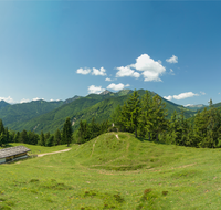 fileadmin/roha/images_galerie/orte_landschaft/Schleching/SCHLECH-OBER-BRU-ALM-0007-D-P-roha-Schleching-Oberauer-Brunst-Alm-Gipfelkreuz-Panorama.png