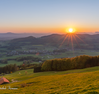 fileadmin/roha/images_trauerdruck/SO-AU-ANG-FUE-0001-0512-D-roha-Sonnenaufgang-Anger-Hoegl-Fuermann-Alm-Panorama.png