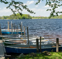 fileadmin/roha/images_galerie/orte_landschaft/Abtsdorf-Abtsdorfer-See/ABTS-SEE-BOOT-0014-D-roha-Abstdorfer-See-Steg-Boot-Wasser-Ufer.png