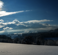 fileadmin/roha/images_galerie/orte_landschaft/Anger/Hoeglwoerth/AN-HOE-PAN-WIN-0010-05-M-D-roha-Anger-Hoeglwoerth-Panorama-Winter-Hochstaufen.png