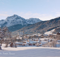 fileadmin/roha/images_galerie/orte_landschaft/Anger/Anger/AN-WI-0004-D-roha-Anger-Dorf-Hochstaufen-Winter-Dorf-Schnee-Baum-Himmel.png