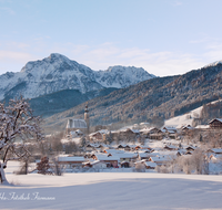 fileadmin/roha/images_galerie/orte_landschaft/Anger/Anger/AN-WI-0004-D-roha-Anger-Dorf-Hochstaufen-Winter-Dorf-Schnee-Baum-Himmel.png