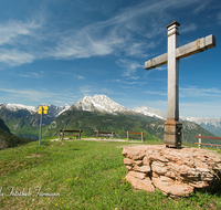 fileadmin/roha/images_galerie/orte_landschaft/Berchtesgaden/Jenner-Schoenau/BGD-SCHOEN-BRANDK-0007-D-roha-Berchtesgaden-Schoenau-Koenigssee-Watzmann-Jenner-Hochkalter-Gipfelkreuz-Bank.png