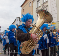 fileadmin/roha/images_galerie/brauchtum/Fasching/BR-FASCHI-2018-1604-03-D-roha-Brauchtum-Fasching-Zug-Teisendorf-Marktstrasse-Blau-Weiss-Kammer.png