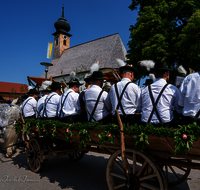 fileadmin/roha/images_galerie/brauchtum/Leonhardiritt/Holzhausen_01/Holzhausen-Ritt-2023/BR-PFRI-HOLZ-2023-1022-01-D-roha-Brauchtum-Leonhardiritt-Holzhausen-Teisendorf.png