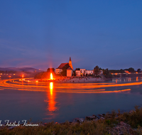 fileadmin/roha/images_galerie/orte_landschaft/Laufen/BR-SONNW-LAUF-0003-D-roha-Brauchtum-Laufen-Sonnwendfeuer-Sunnawendhansl-Salzach.png