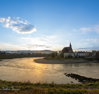 fileadmin/roha/images_galerie/orte_landschaft/Laufen/LAUF-SALZ-SON-AU-0003-D-roha-Laufen-Salzach-Schleife-Stiftskirche-Europa-Steg.png