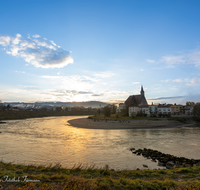 fileadmin/roha/images_galerie/orte_landschaft/Laufen/LAUF-SALZ-SON-AU-0003-D-roha-Laufen-Salzach-Schleife-Stiftskirche-Europa-Steg.png