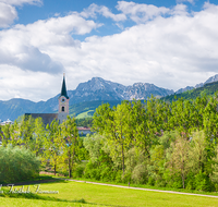 fileadmin/roha/images_galerie/orte_landschaft/Teisendorf/TEI-NORD-WEST-0041-D-roha-Teisendorf-Hochstaufen-Fuderheuberg-Wolkenstimmung-Kirche.png