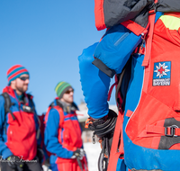 fileadmin/roha/images_galerie/Bergwacht/BERGW-UEB-PRED-2020-1515-03-D-roha-Bergwacht-Uebung-Predigtstuhl-Winter-Rucksack.png