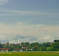 fileadmin/roha/images_galerie/orte_landschaft/Fridolfing/FRID-PIETL-0001-D-roha-Fridolfing-Pietling-Fruehling-Kirche-Blumenwiese.png