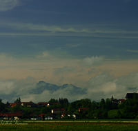 fileadmin/roha/images_galerie/orte_landschaft/Fridolfing/FRID-PIETL-0001-D-roha-Fridolfing-Pietling-Fruehling-Kirche-Blumenwiese.png