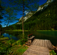 fileadmin/roha/images_galerie/orte_landschaft/Inzell/INZ-FALKS-0003-D-roha-Inzell-Falkensee-Wasser-See-Steg-Bank.png