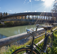 fileadmin/roha/images_galerie/stimmung-Sonne/LANDS-AIN-0006-03-D-roha-Landschaft-Ainring-Siezenheim-Saalach-Steg-Fahrrad.png