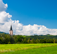 fileadmin/roha/images_galerie/orte_landschaft/Teisendorf/TEI-OST-0002-D-roha-Teisendorf-Ost-Kirche-Kirchturm-Wolkenhimmel.png