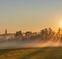 fileadmin/roha/images_galerie/Hintergrund-Download/2048x1152/TEI-SA-0003-0654-02-D-M-roha-Teisendorf-Sonnenaufgang-Kirche.png